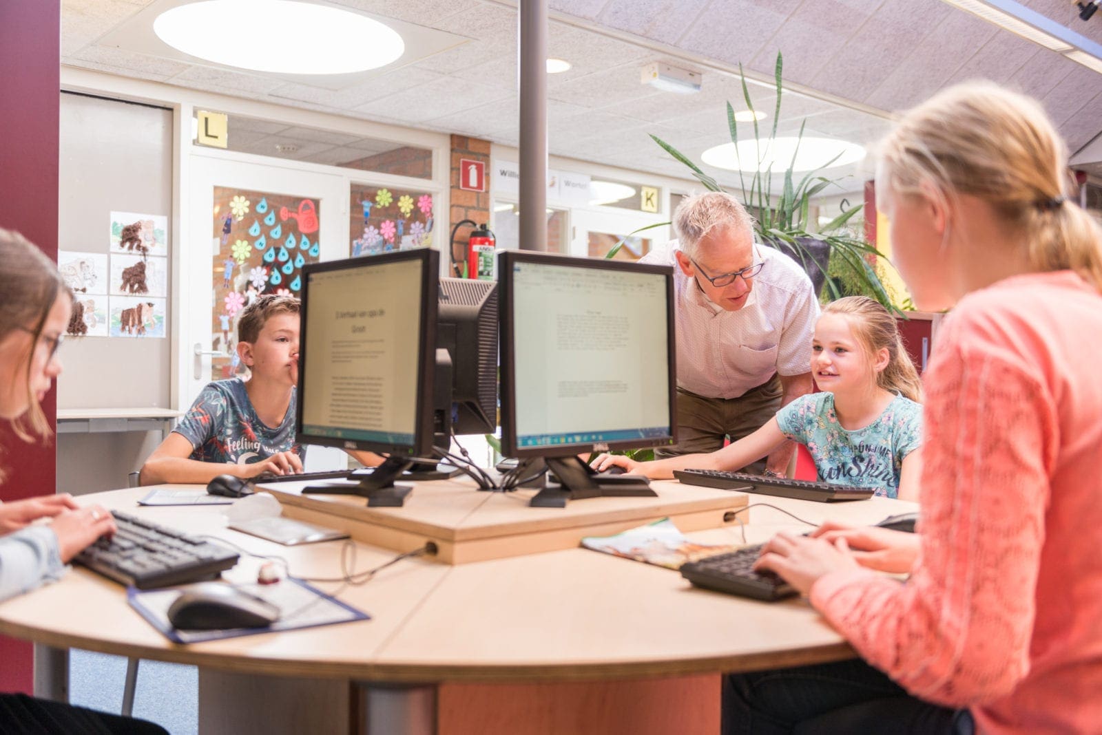 computer werkplekken op school met internetverbinding