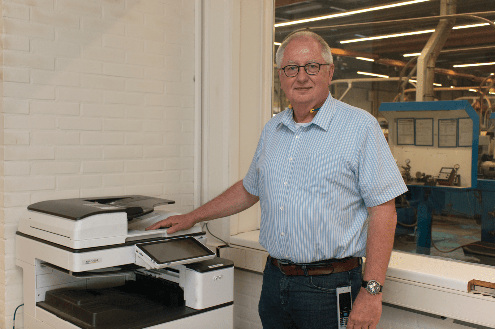 Herman van Barneveld Manager Facilities & IT-support NT Netherlands bij een Ricoh printer