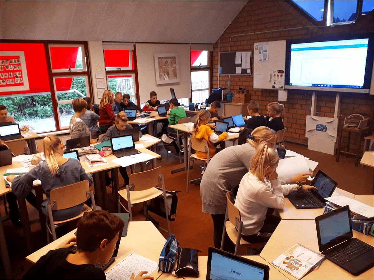 Kinderen van basisschool De Schakel uit Nieuw-Lekkerland werken met hun nieuwe laptops