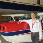 2023 ISO Groep klantverhaal Gilbert Verhoef bij een van de vliegtuigen van MAF in Teuge