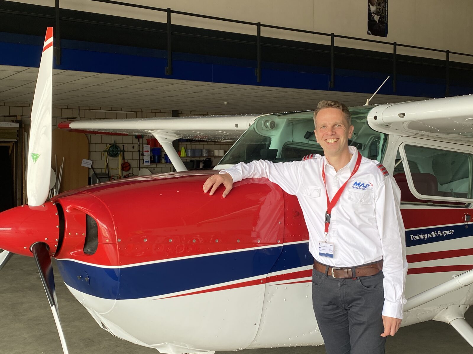 2023 ISO Groep klantverhaal Gilbert Verhoef bij een van de vliegtuigen van MAF in Teuge